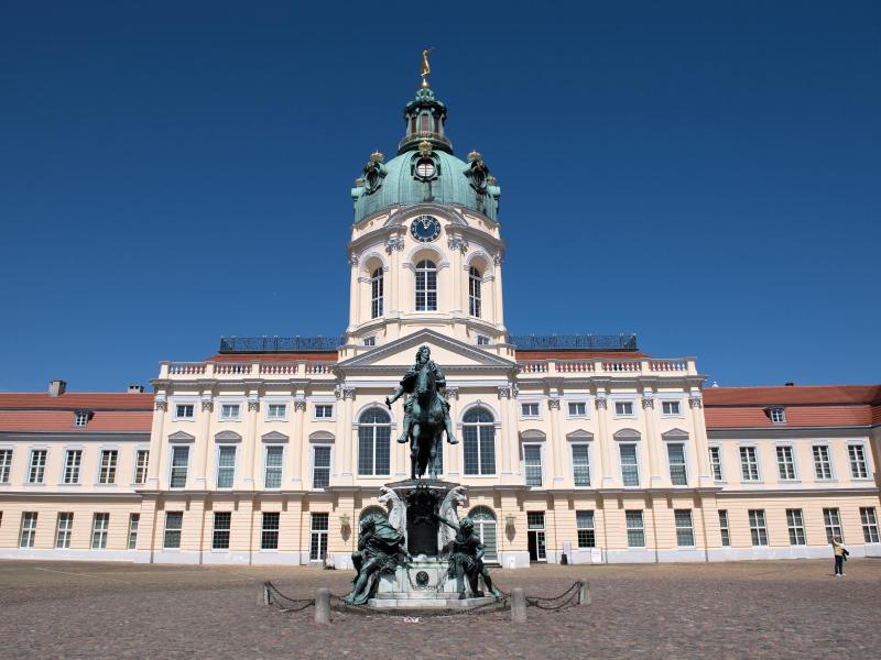 Köpenick Palace on the Dahme in southeast Berlin, the Dutch baroque hunting lodge of the Hohenzollerns, castles near Berlin