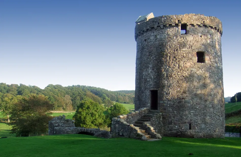 A round castle tower, harder to undermine than the square keeps it replaced