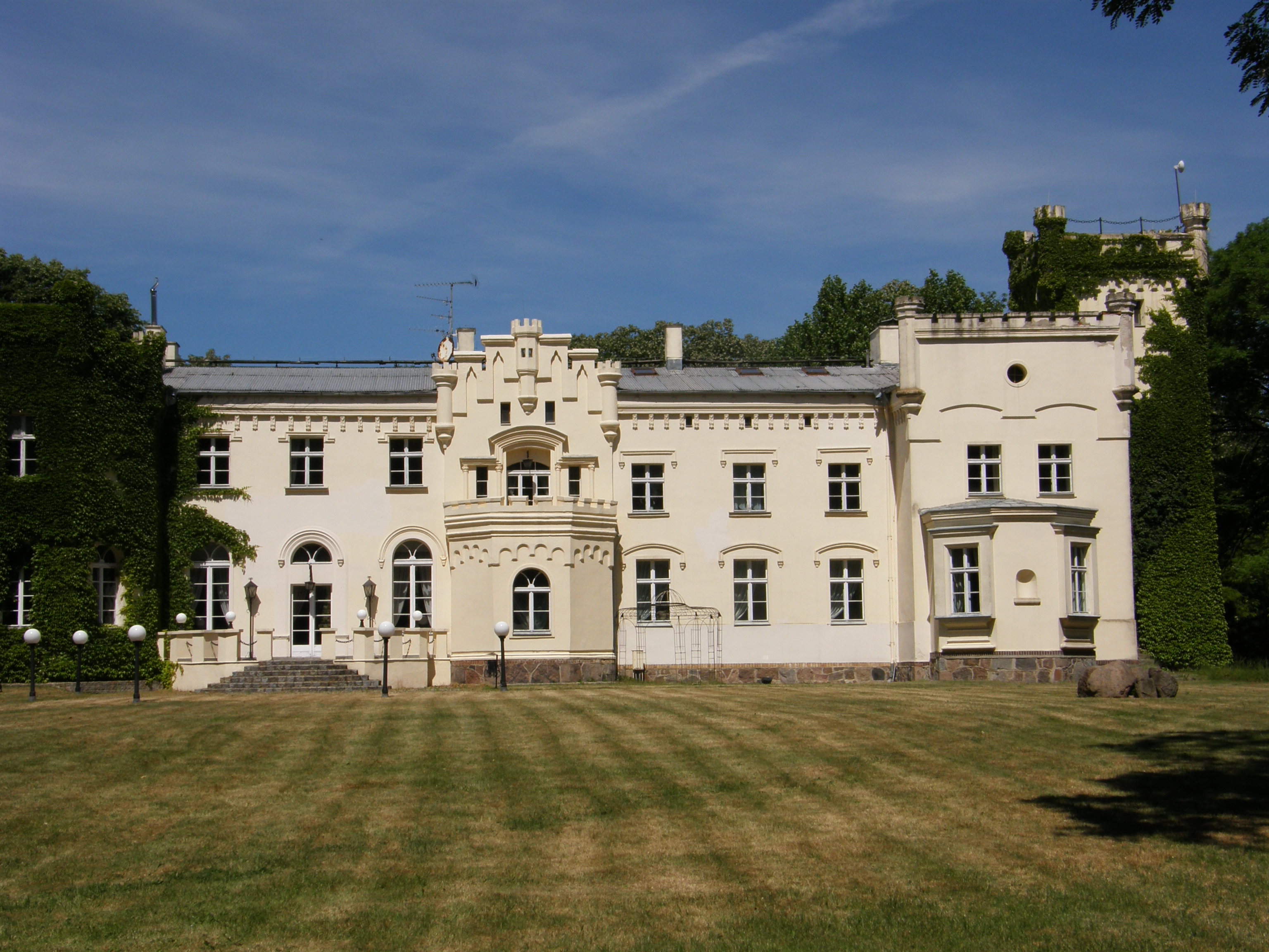 Krześlice castle, polish castle for sale