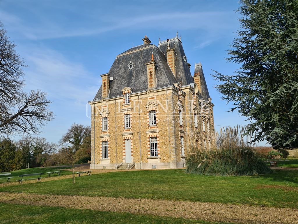 Elegant Château with Extensive Grounds and Professional Facilities ...