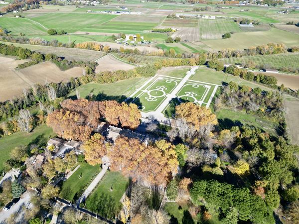 Magnifique Château Du XVII Ie Siècle Avec Dépendances
