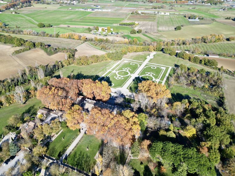 Magnifique Château Du XVII Ie Siècle Avec Dépendances