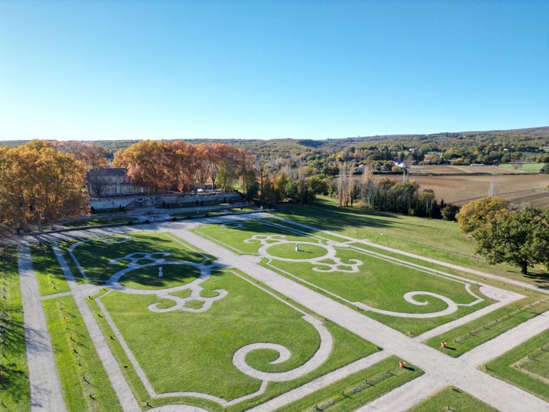 Magnifique Château Du XVII Ie Siècle Avec Dépendances 2
