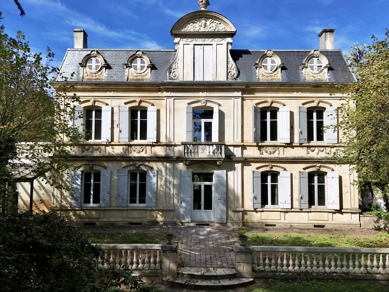 Near Villeneuve Sur Lot   Magnificent Riverside Chateau With 6 Bedrooms And 8 Hectares Of Land